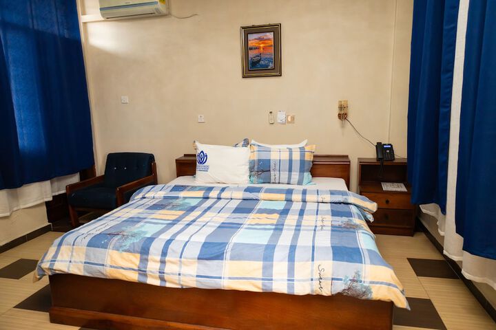 Room 6 of 12