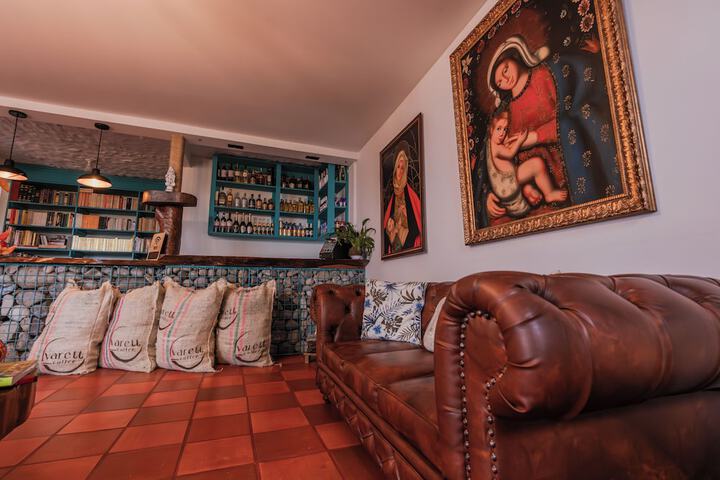 Lobby lounge