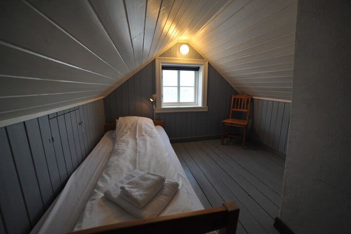 Room 18 of 142