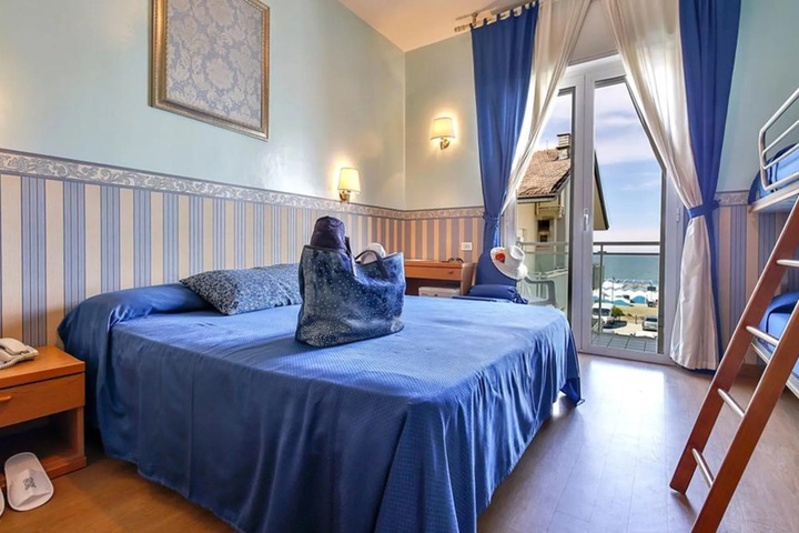 Room 4 of 12