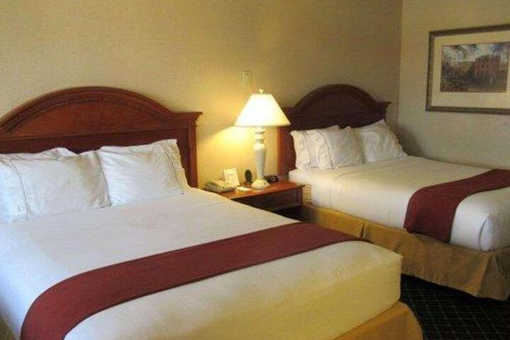 1 King Bed (4 of 4)