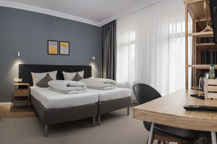Room 3 of 33