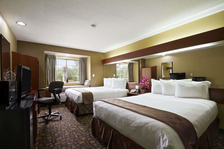 1 Queen Bed (8 of 25)