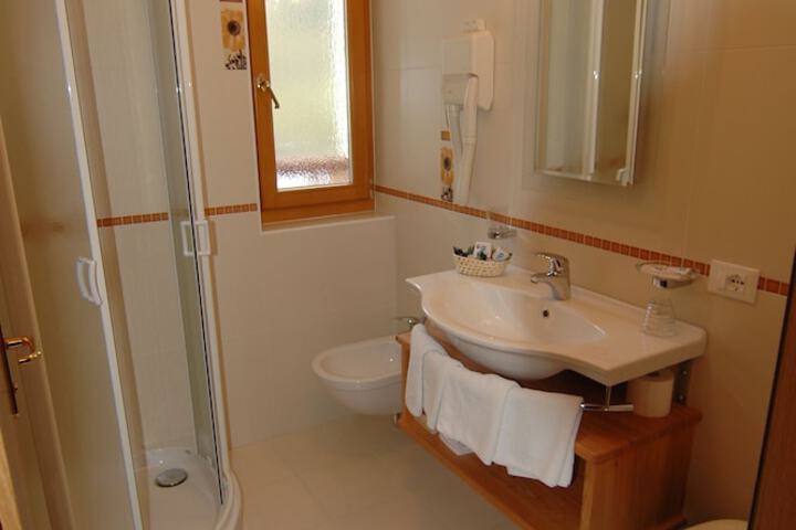 Room 34 of 107