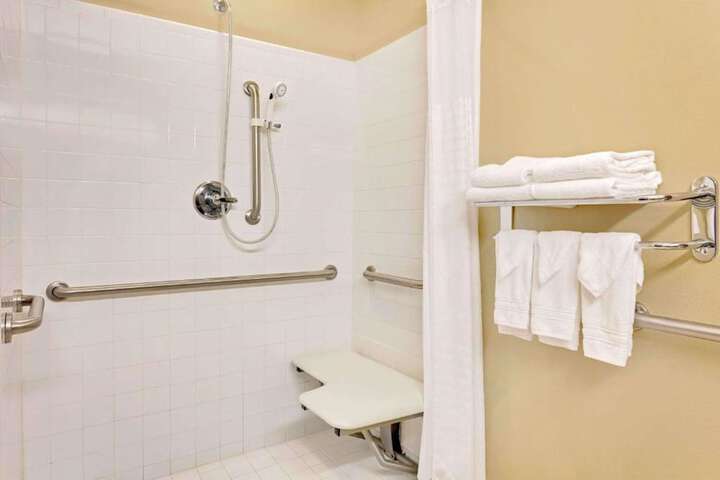 1 Queen Bed Accessible Room (11 of 19)