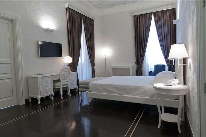 Room 32 of 198