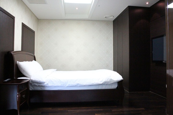 Room 18 of 119