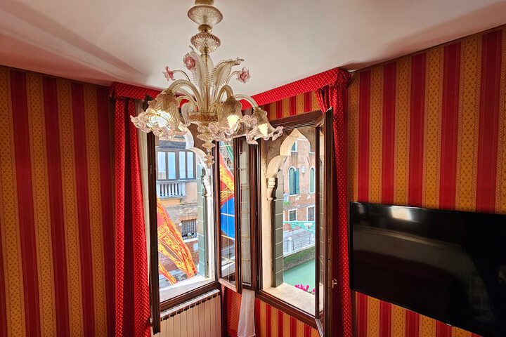 Room 14 of 65