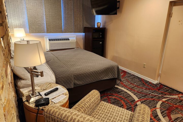 Honeymoon Suite Not Pet Friendly (10 of 12)