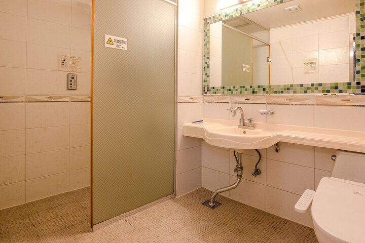Room 12 of 21