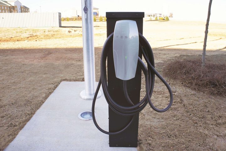 Electric vehicle charging station
