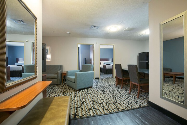 Suite 2 Queen Beds Sofa Bed Microwave and Refrigerator Full Breakfast (13 of 59)
