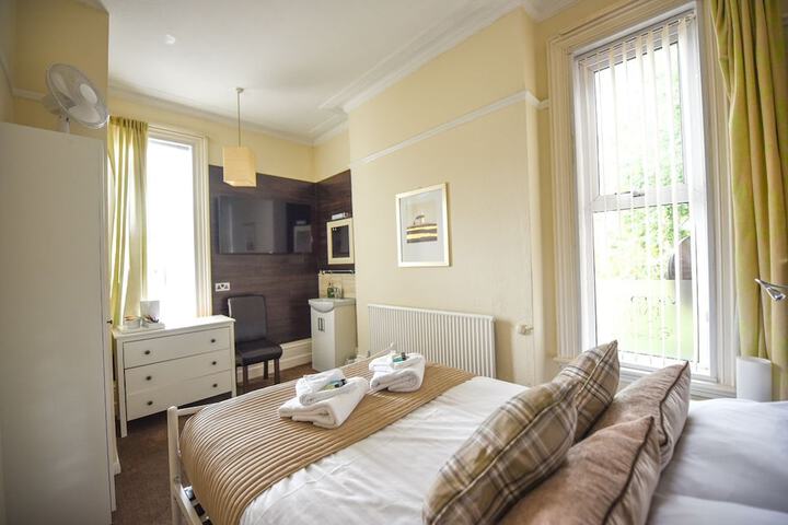 Room 5 of 28