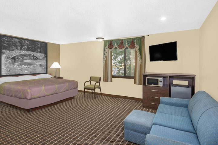1 Queen Bed (3 of 9)