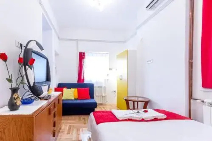Room 4 of 13