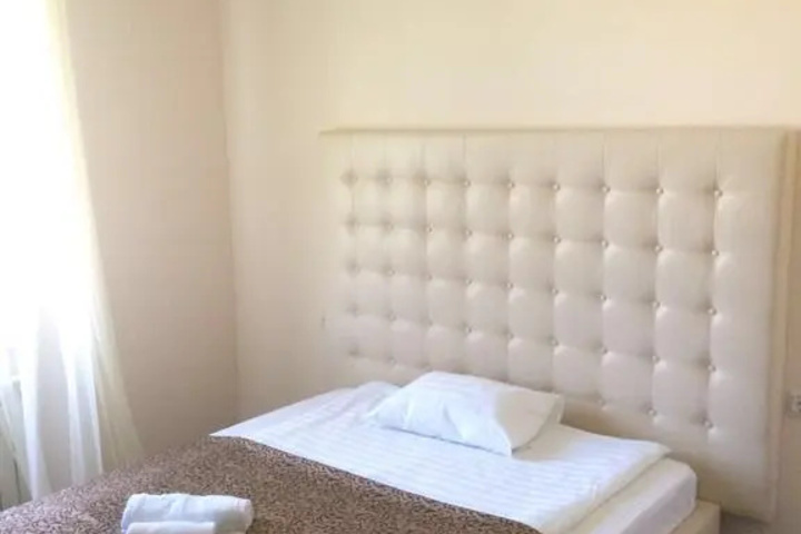 Room 5 of 8