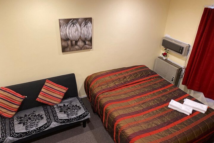 Room 3 of 28
