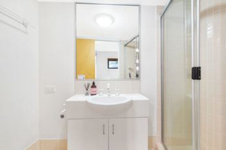 Room 4 of 16
