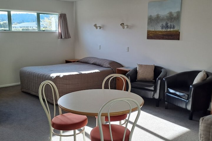 Room 3 of 65