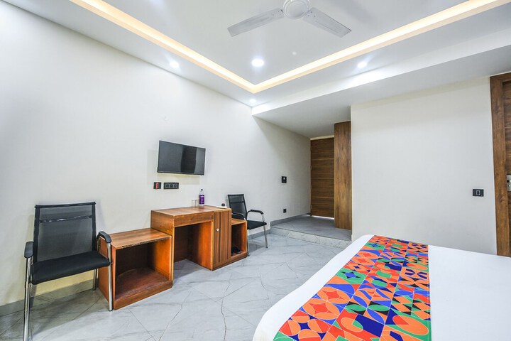 Room 10 of 28