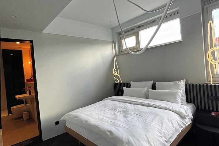 Room 6 of 73