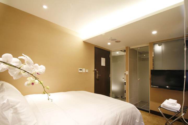 Room 8 of 65