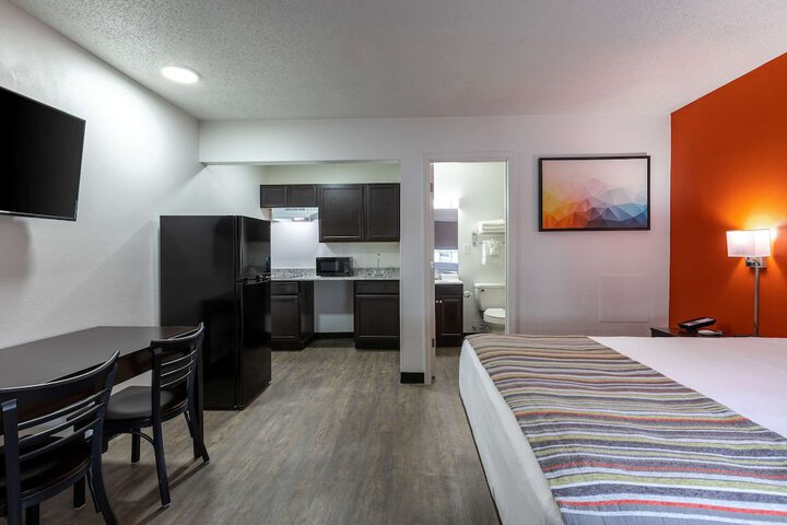 1 Queen Bed (2 of 34)