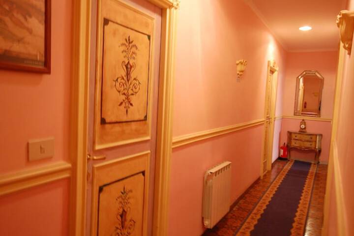 Ballroom/Hall 81 of 91