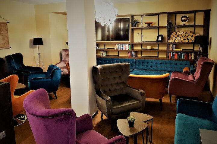 Lounge 52 of 56