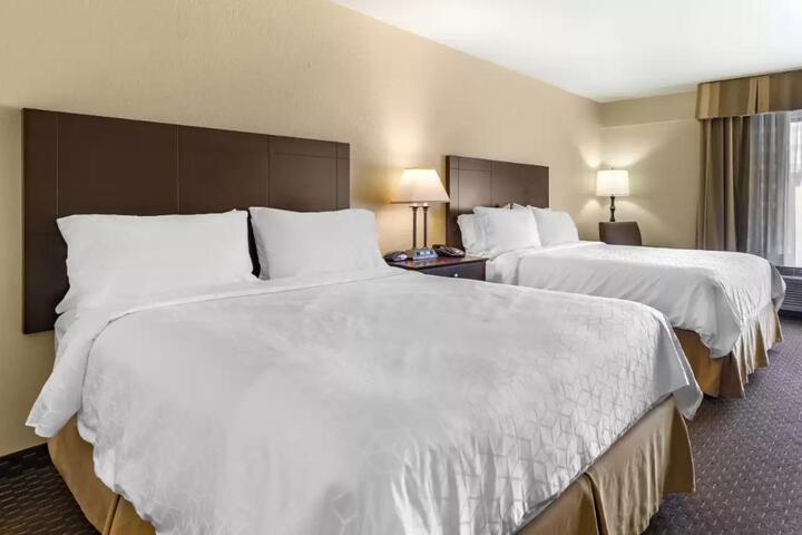 2 Queen Beds (7 of 10)