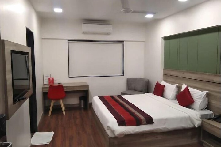 Room 6 of 12