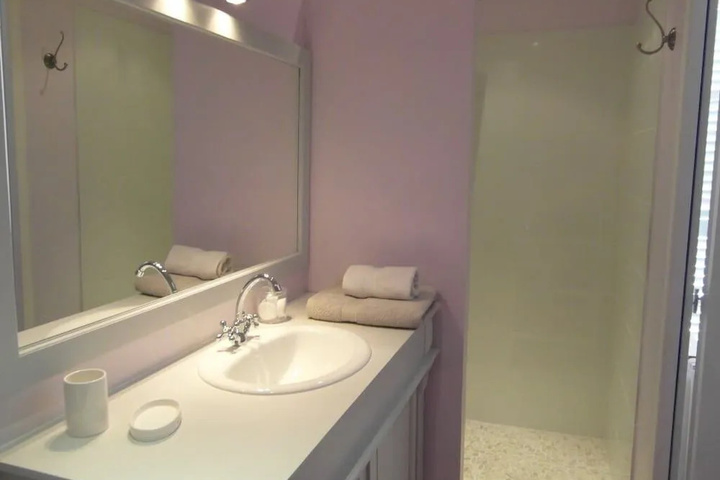 Room 4 of 8