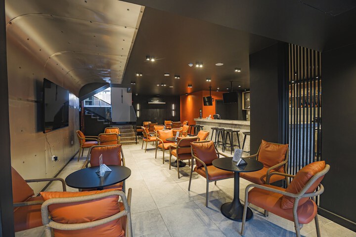 Lounge 81 of 100