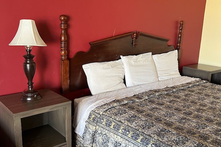 1 King Bed (5 of 12)