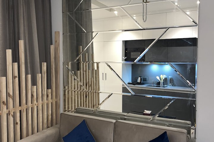 Room 7 of 11