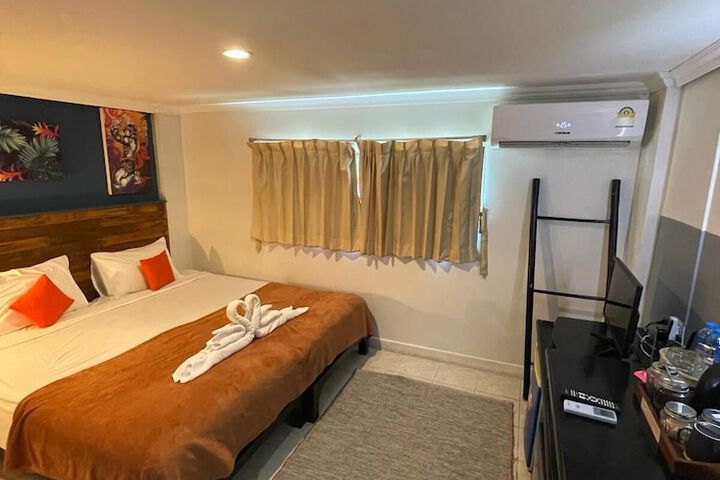Room 32 of 63