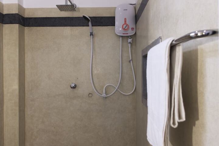Room 7 of 12
