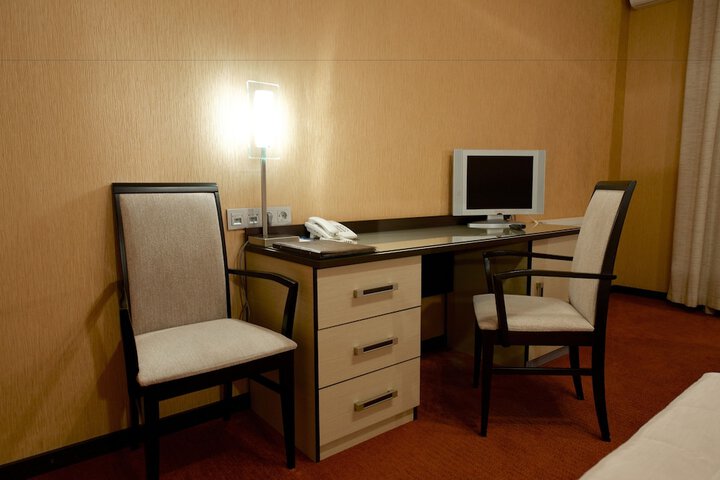 Room 6 of 99