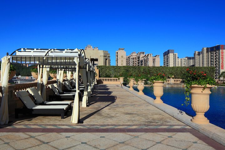 Hotel Pool