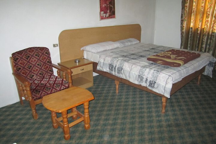 Room 6 of 34