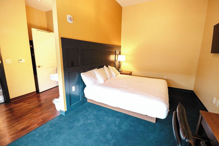 Room 7 of 16