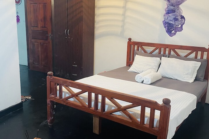 Room 10 of 33