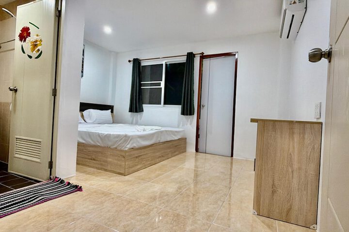 Room 17 of 33