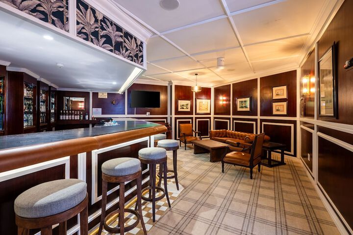 Lounge 183 of 199