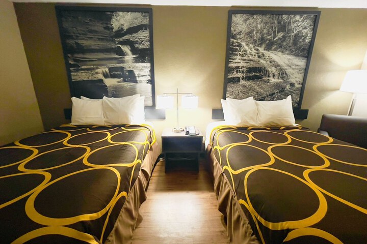 2 Double Beds (1 of 14)