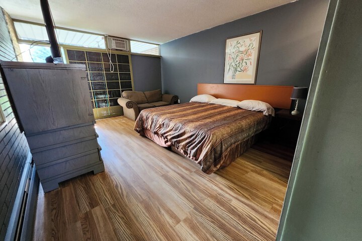 Room 7 of 65