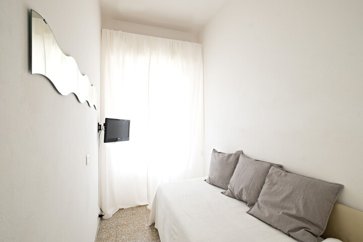 Room 16 of 19