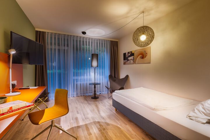 Room 4 of 76