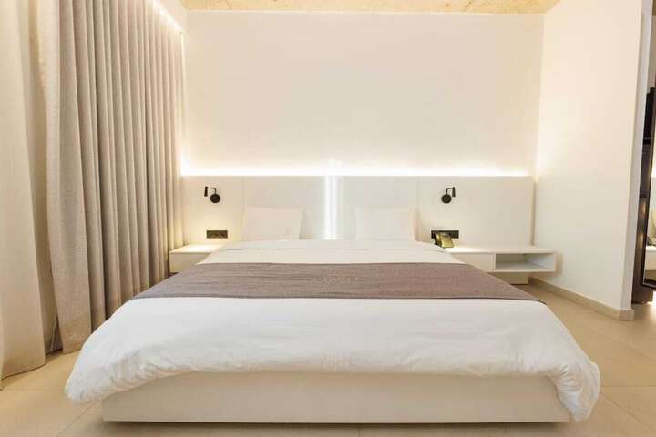 Room 8 of 28