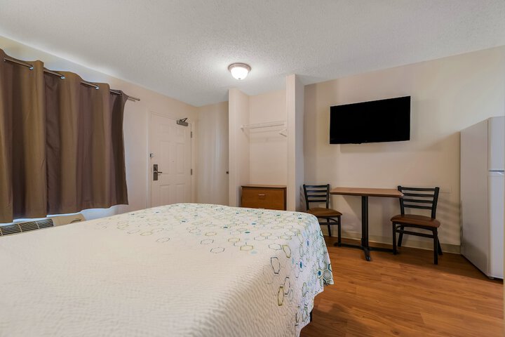 Studio Queen Bed (2 of 18)